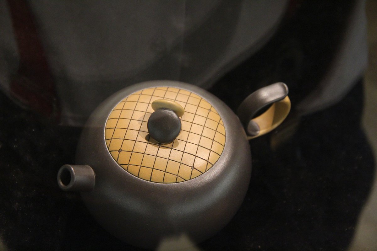 На фото: экспонат с выставки исинских чайников в Музее востока в Москве.

Исинские чайники (кит. 宜兴紫砂壶, Yíxīng zǐshā hú) — это знаменитые китайские чайники из города Исин (провинция Цзянсу), которые изготавливают из уникальной исинской глины.