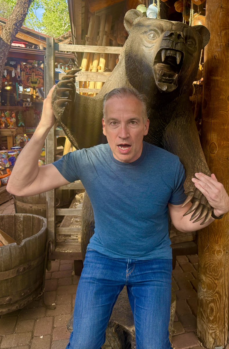 market_sleuth's tweet image. My take is $SPX has a liquidation break the first week of December before plowing higher into year-end (based on the recent VIX price action). I believe the move will be swift &amp;amp; short. Fear not! Santa will come 🎅🏼. And don’t eat too much today. ☺️ I’m for a 10K.🏃🏻‍➡️