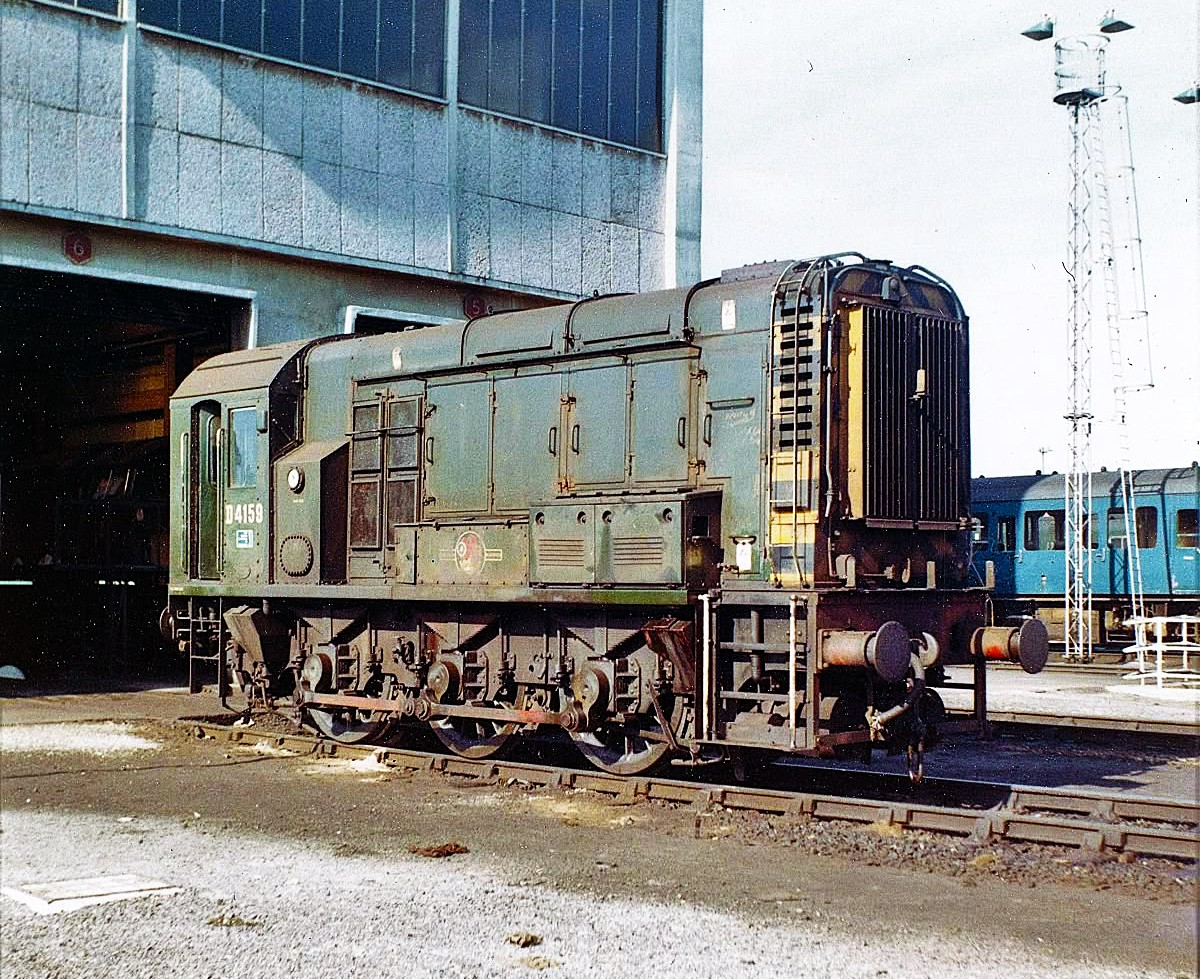 D4159 (later 08929) at Plymouth Laira on 29th Aug 1969. Built at Darlington Works and delivered to Laira depot on 16th April 1962. Withdrawn at Old Oak Common on 9th Dec 1991 and cut up at Gwent Demolition, Margam in Feb 1994.
📸Fred Castor