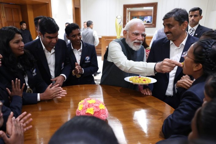 ImTanujSingh's tweet image. PM NARENDRA MODI FEEDING SWEETS TO THE PLAYERS OF INDIA WOMEN&apos;S TEAM FOR BLIND. 🥹🇮🇳