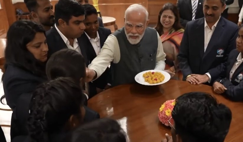 ImTanujSingh's tweet image. PM NARENDRA MODI FEEDING SWEETS TO THE PLAYERS OF INDIA WOMEN&apos;S TEAM FOR BLIND. 🥹🇮🇳
