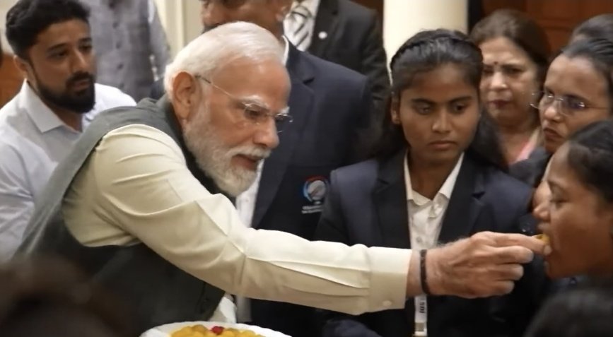 ImTanujSingh's tweet image. PM NARENDRA MODI FEEDING SWEETS TO THE PLAYERS OF INDIA WOMEN&apos;S TEAM FOR BLIND. 🥹🇮🇳