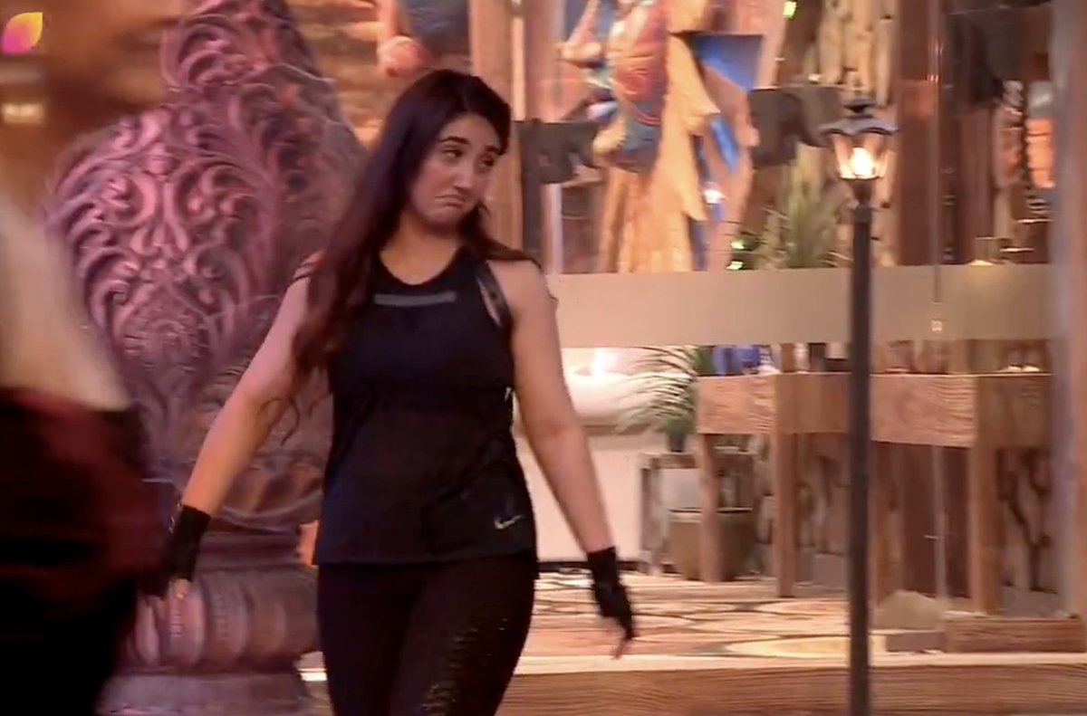 GirlBoss_Azila's tweet photo. It wasnโt intentional please .....
#AshnoorKaur did it out of pure frustration because losing isnโt something she can digest. Just another โcute baby tantrum,โ right?๐
KICK ASHNOOR OUT OF BB19.
#BiggBoss19 https://t.co/qu40ATQVsR