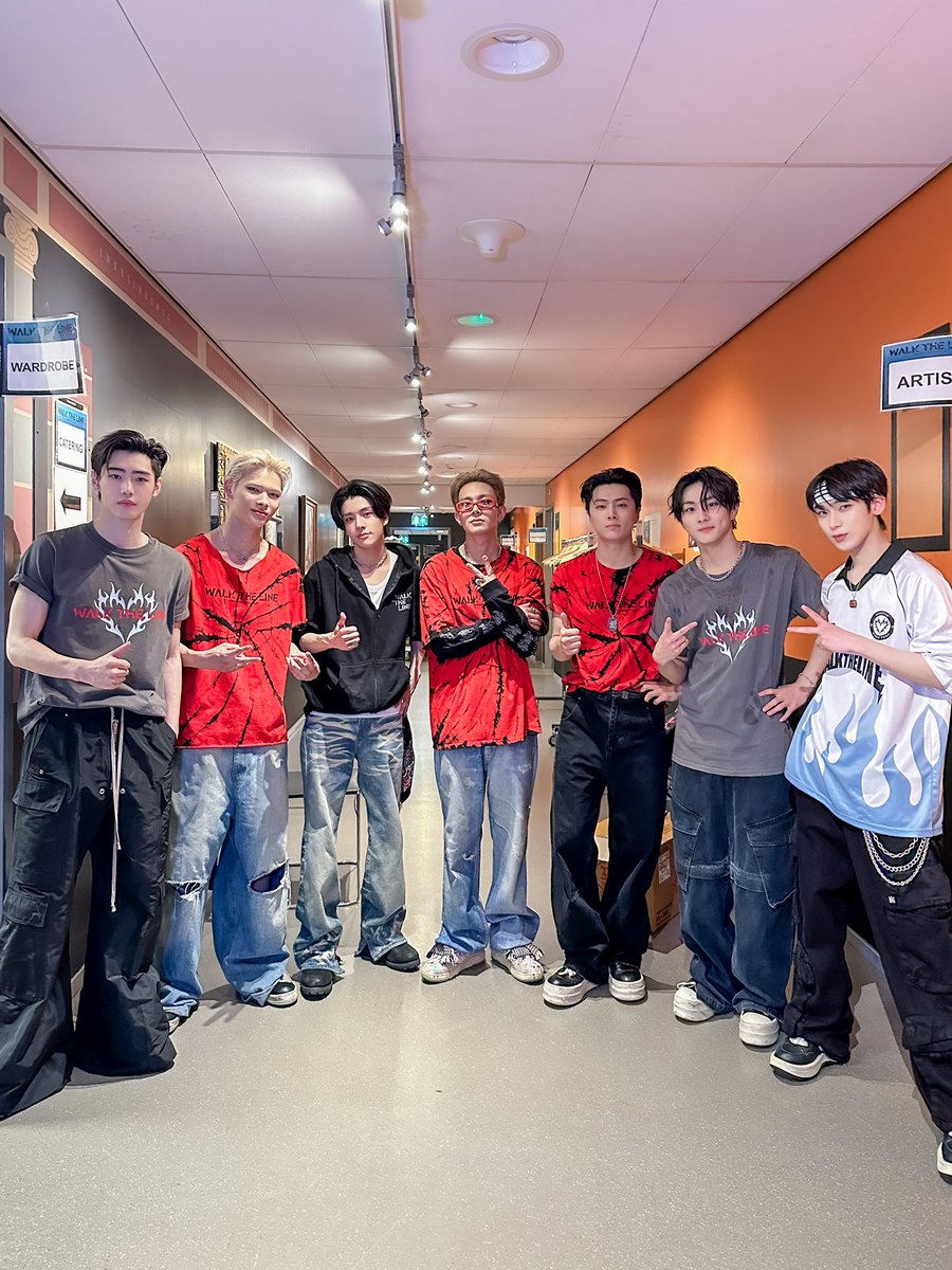 ละนี่คือวันที่ 02z ทะเลาะกัน ทะเลาะกันอยู่แต่หยุดเฉพาะตอนถ่าย #/오늘의ENHYPEN ละรีบบอกว่าเพราะตัวเองโปร มืออาชีพ 5555555555555 แต่คือรูปที่ถ่ายหลังเอนคอร์คอนจบมันไม่ยืนติดกันสักคนเลย 55555555555555555 ยืนถ่ายแบบเมมเบอร์เอนไฮเพนคนอื่นคั่น ตลก 555555555555