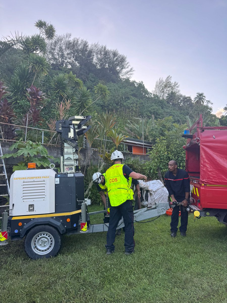 PompiersFR's tweet image. #Solidarité | Drame à #Afaahiti 🇵🇫 

Les Sapeurs-Pompiers de France leur soutien aux familles des victimes et aux proches des disparus. 

Pensées pour nos collègues @SPPolynesie , aux gendarmes et l’ensemble des forces de secours mobilisés sans relâche dans les recherches.
