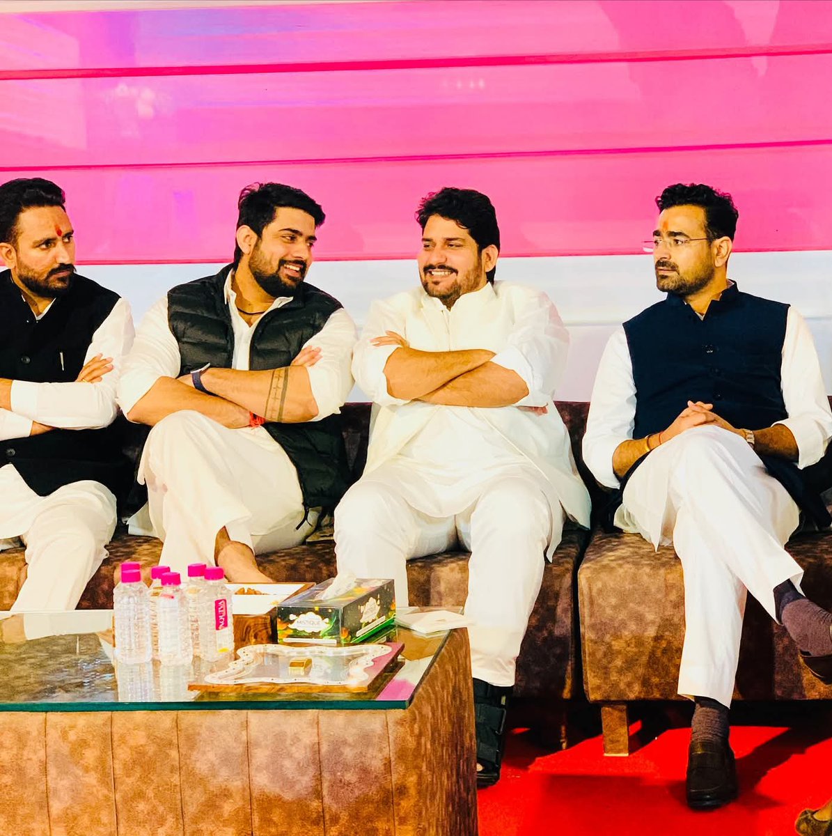 ManzuDinesh's tweet image. ये मुकेश भाकर और अनिल चौपड़ा के बीच में बैठा व्यक्ति कौन है?