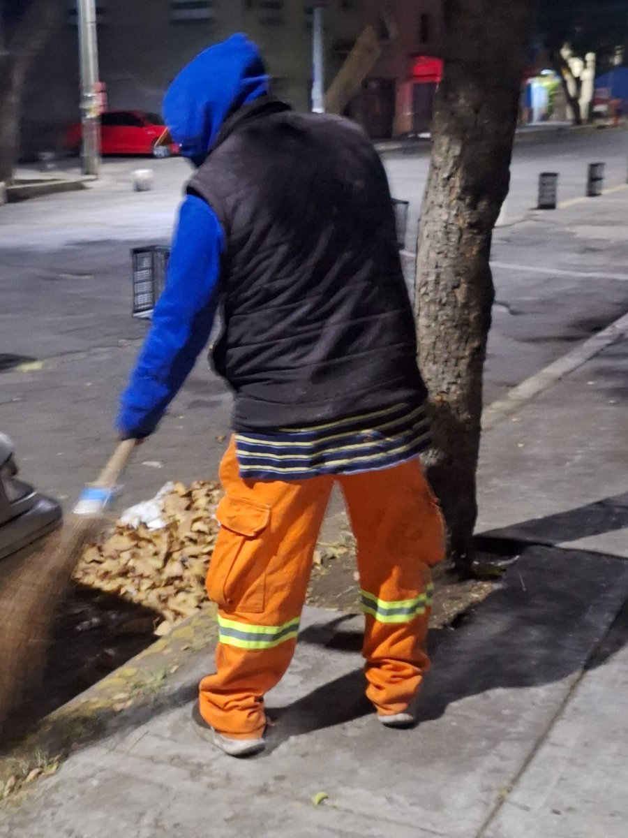 #BuenosDías ☀️ 

Desde temprano, personal realizó barrido y limpieza en la periferia del parque Felipe Ángeles. ¡Conservemos limpio este y todos nuestros espacios!🧹🍂🌳

#ServiciosUrbanos 
#Limpia
#VCCercaDeSuGente