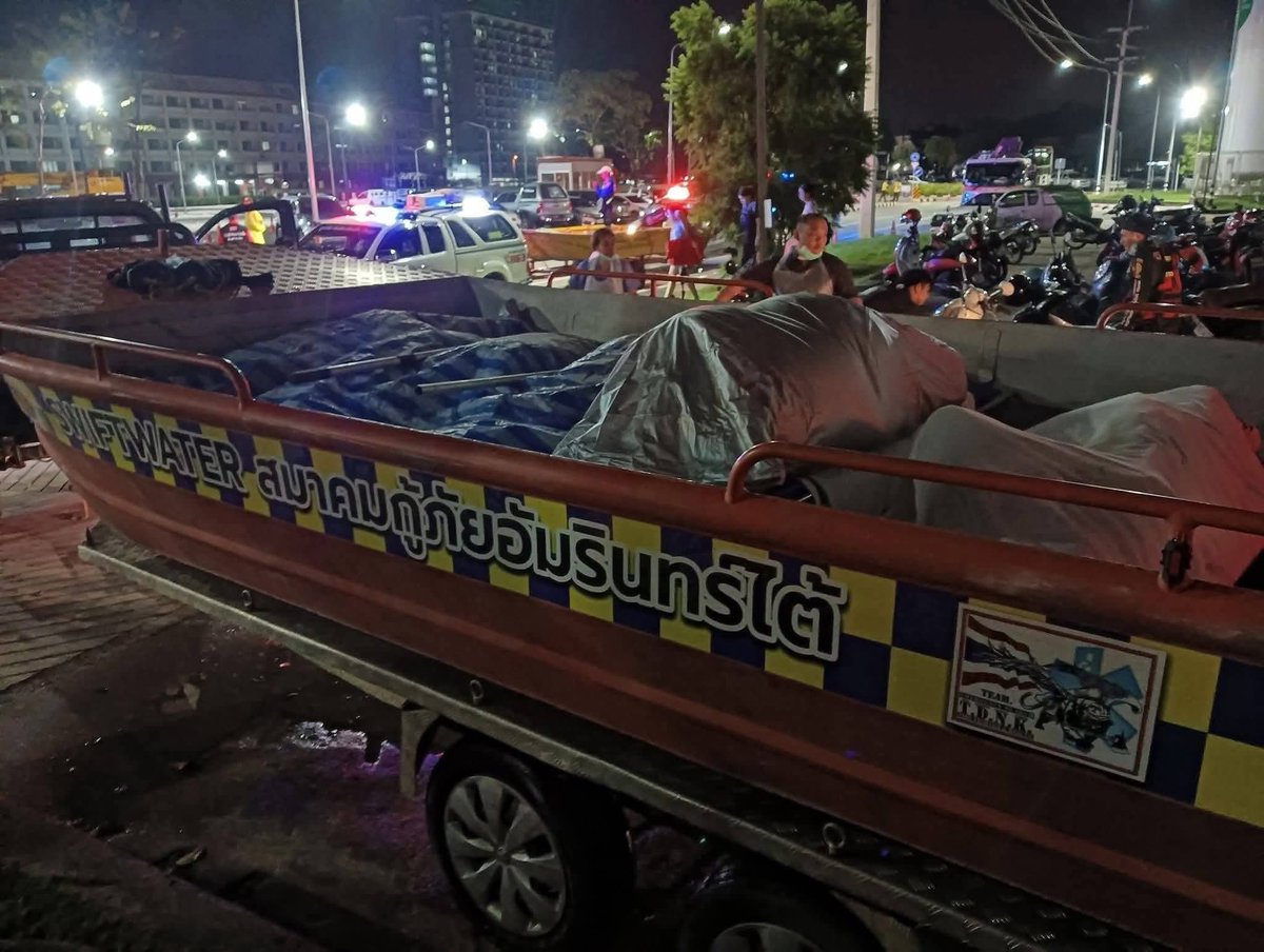 sirotek's tweet image. พบร่างผู้เสียชีวิตในพื้นที่หาดใหญ่จำนวนมาก และจำนวนเพิ่มขึ้นอย่างต่อเนื่อง #น้ำท่วม #น้ำท่วมหาดใหญ่