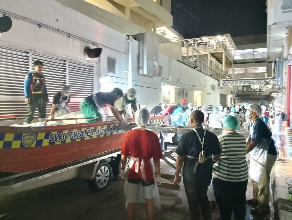 sirotek's tweet image. พบร่างผู้เสียชีวิตในพื้นที่หาดใหญ่จำนวนมาก และจำนวนเพิ่มขึ้นอย่างต่อเนื่อง #น้ำท่วม #น้ำท่วมหาดใหญ่