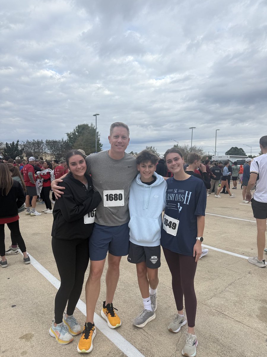 Supt_GCISD's tweet image. Fun morning with our crew as we ran in the BCS Turkey Trot! Happy Thanksgiving to everyone!! 🦃