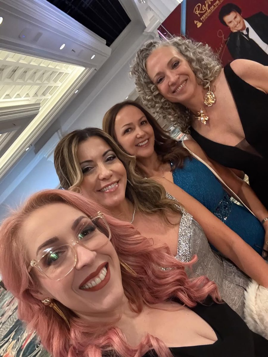 Gracia por recordar la semana inolvidable que parte de nuestro equipo vivió en los Latin Grammy 👏🏼

Gracias a nuestros autores, compositores, artistas, socios y a todos los miembros de nuestra familia peermusic Latin que estuvo presente 🎶