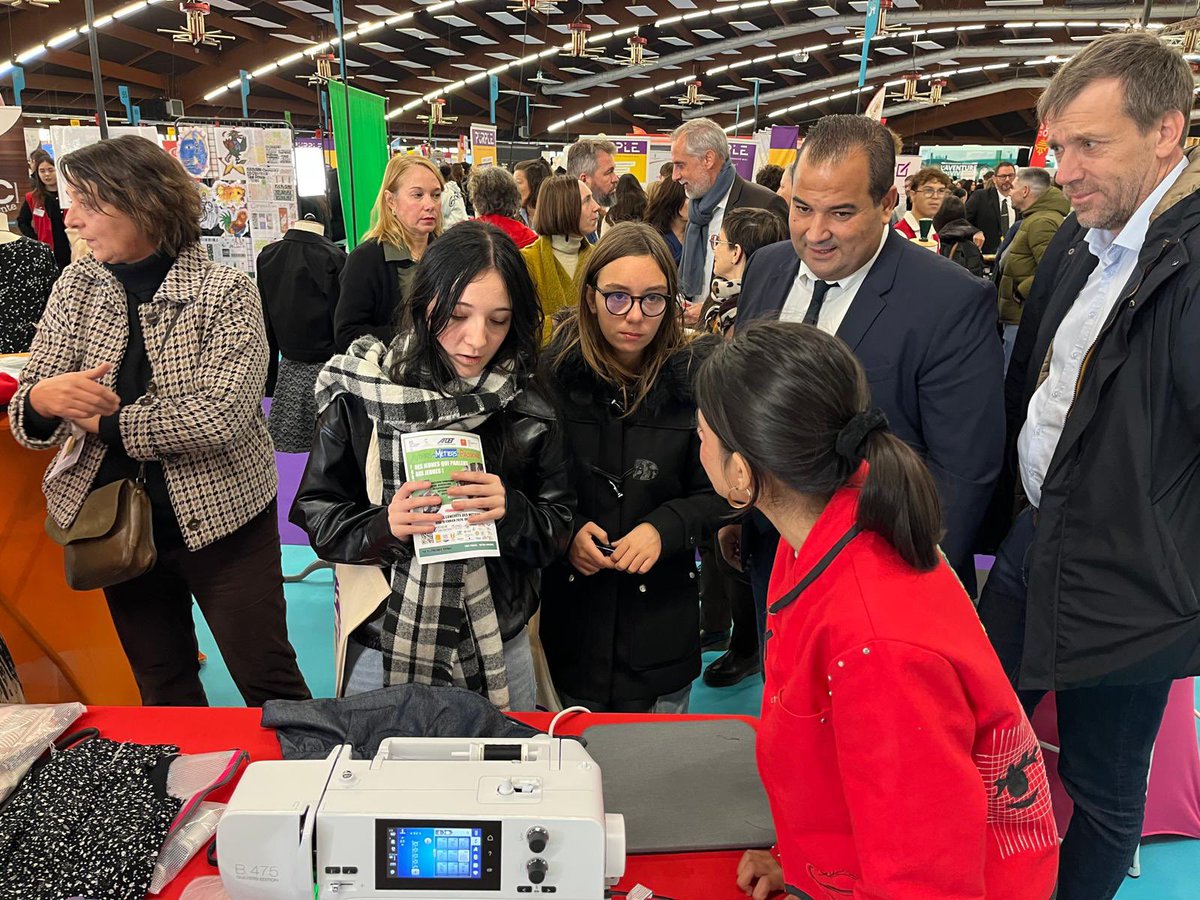 Bâtissons ensemble un avenir serein et certain pour notre jeunesse comme ici à Perpignan pour nos jeunes collégiens des Pyrénées Orientales 
<a href="/Occitanie/">Région Occitanie</a> <a href="/CaroleDelga/">Carole Delga</a> <a href="/Agneslangevine/">Agnès Langevine</a> <a href="/baraille66/">Baraillé Julien</a> <a href="/RA_Occitanie/">Région Académique Occitanie</a> <a href="/acmontpellier/">Académie Montpellier</a> <a href="/lindependant/">L'Indépendant</a>