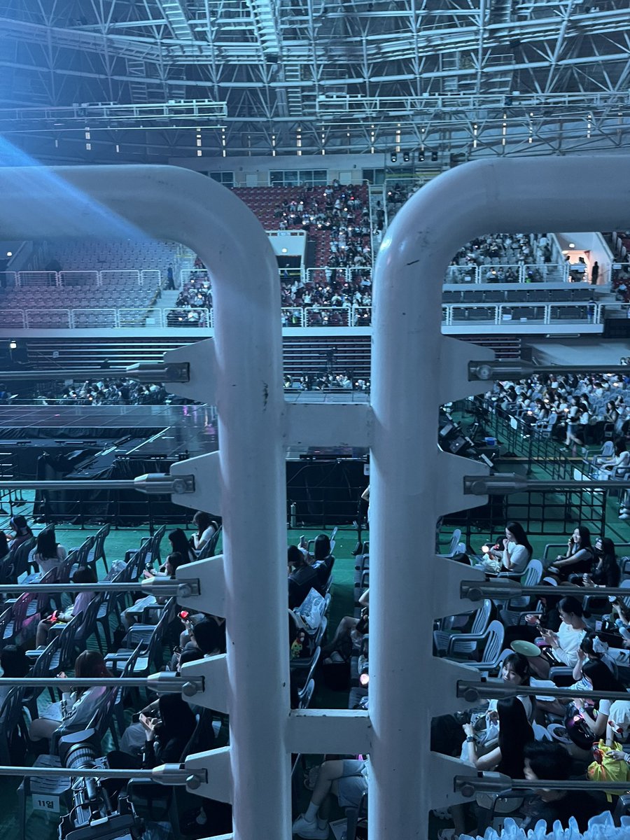 아무도1열가지마..