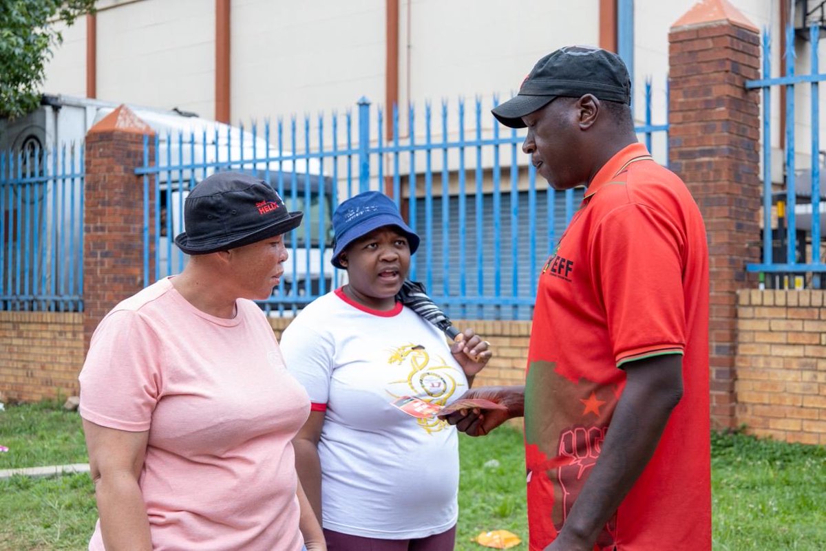 effsubregionc's tweet photo. ♦️♦️♦️In Pictures ♦️♦️♦️

The subregional Chairperson, Secretary, the SRCT and members of Sub-Region C doing their pamphleteering at Westgate Mall and Princess for Phala Phala Judgment MARCH.

#effsubregionc #EconomicFreedomFighters #EFF https://t.co/XGVlh9wCMq