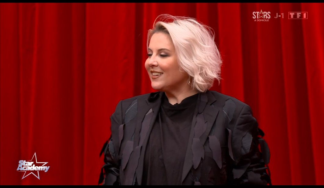 Anouk en retard en cours.

Marlène : "Il doit y avoir un petit décalage horaire, en Belgique." #StarAcademy #StarAcademyLeLive