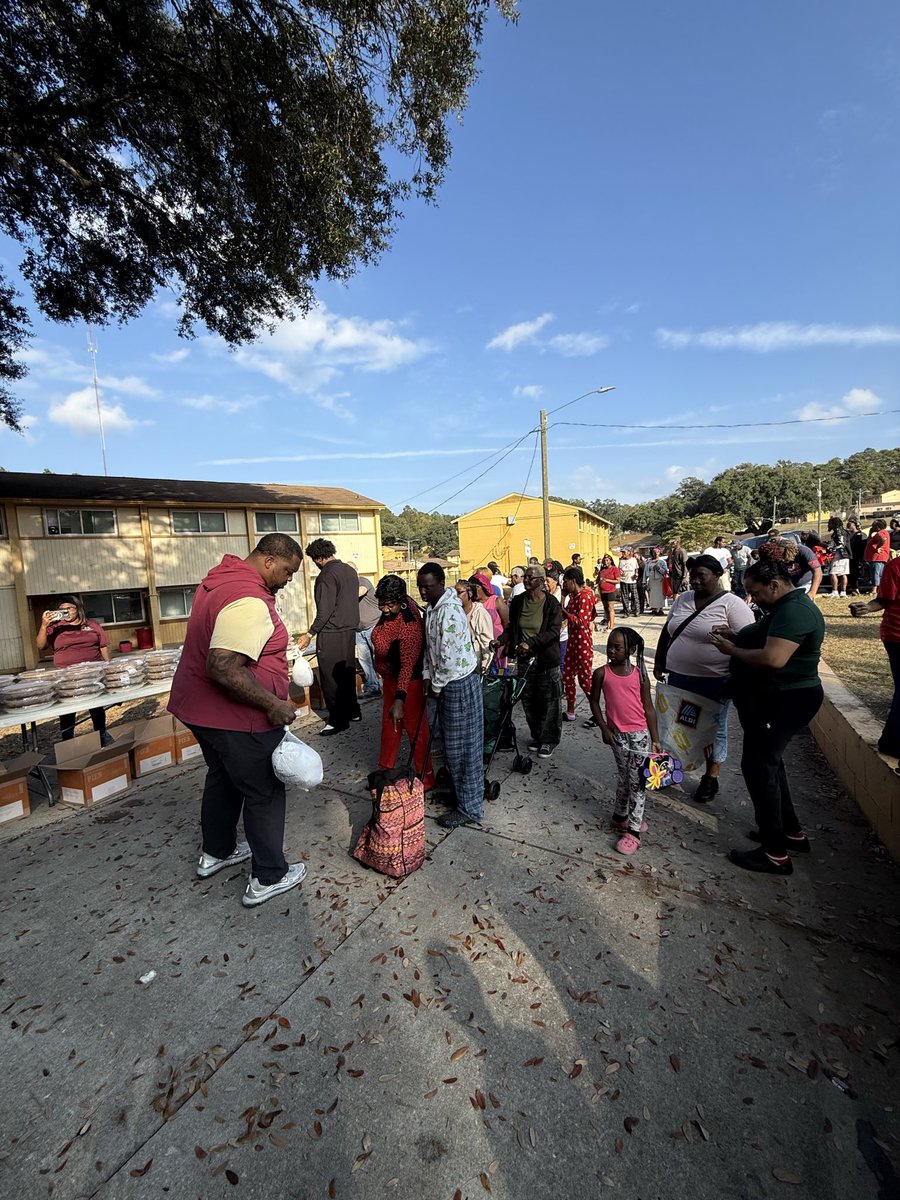 FSUFootball's tweet image. Earlier this week, @95productions1 &amp;amp; @micahpettus2 held events to provide the community with meals for Thanksgiving

Nearly 500 families were impacted by the generosity of Darrell, Micah and their teammates 

#NoleFamily