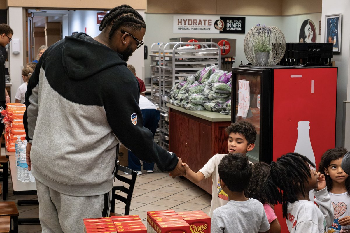 FSUFootball's tweet image. Earlier this week, @95productions1 &amp;amp; @micahpettus2 held events to provide the community with meals for Thanksgiving

Nearly 500 families were impacted by the generosity of Darrell, Micah and their teammates 

#NoleFamily