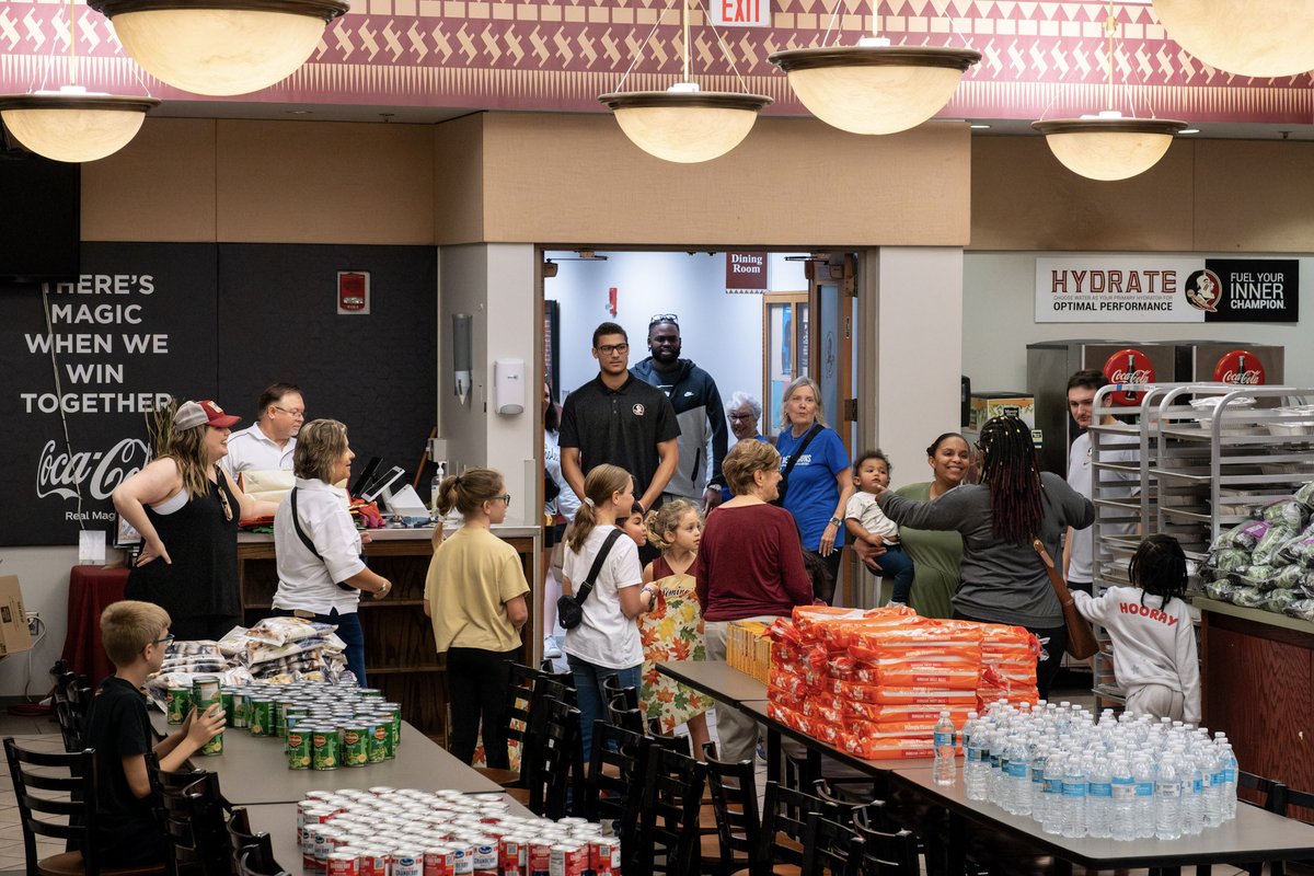 FSUFootball's tweet image. Earlier this week, @95productions1 &amp;amp; @micahpettus2 held events to provide the community with meals for Thanksgiving

Nearly 500 families were impacted by the generosity of Darrell, Micah and their teammates 

#NoleFamily