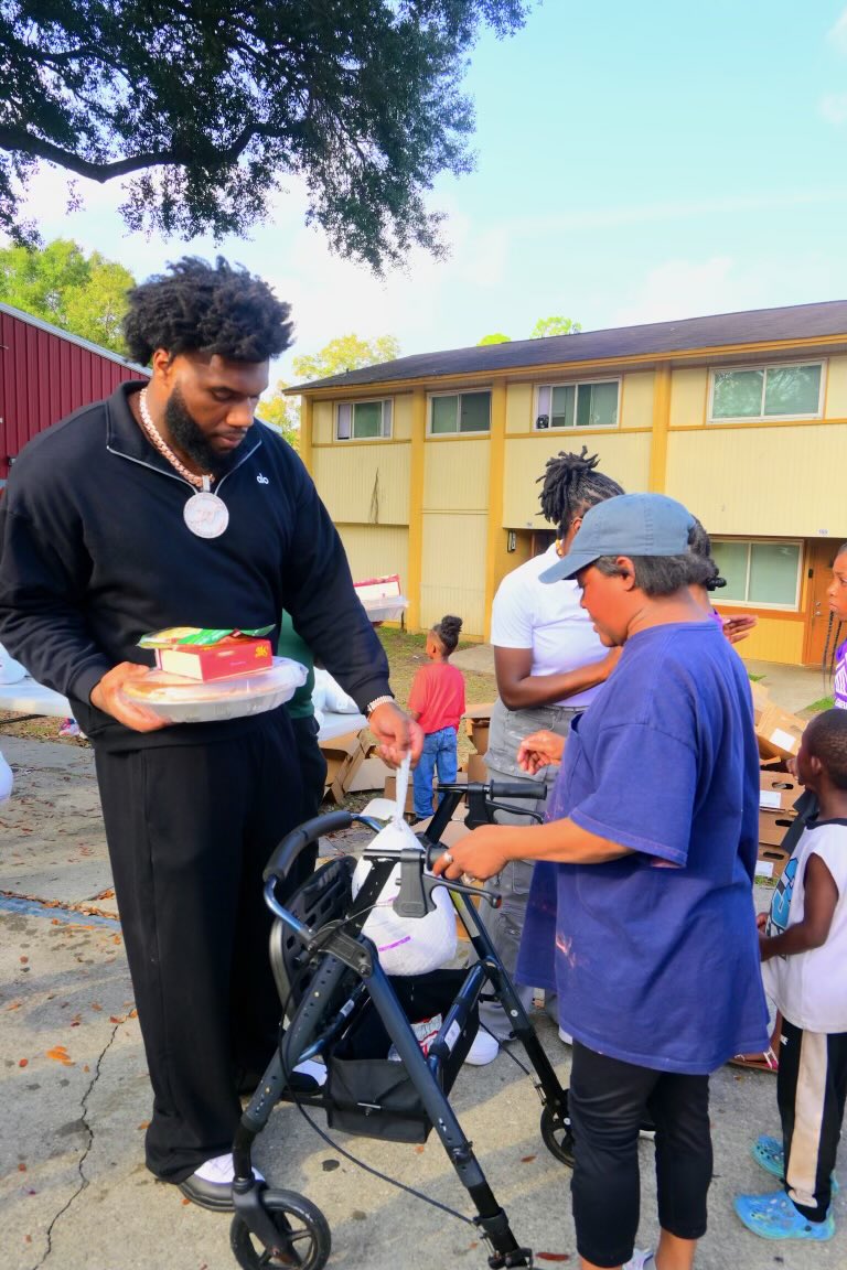 FSUFootball's tweet image. Earlier this week, @95productions1 &amp;amp; @micahpettus2 held events to provide the community with meals for Thanksgiving

Nearly 500 families were impacted by the generosity of Darrell, Micah and their teammates 

#NoleFamily