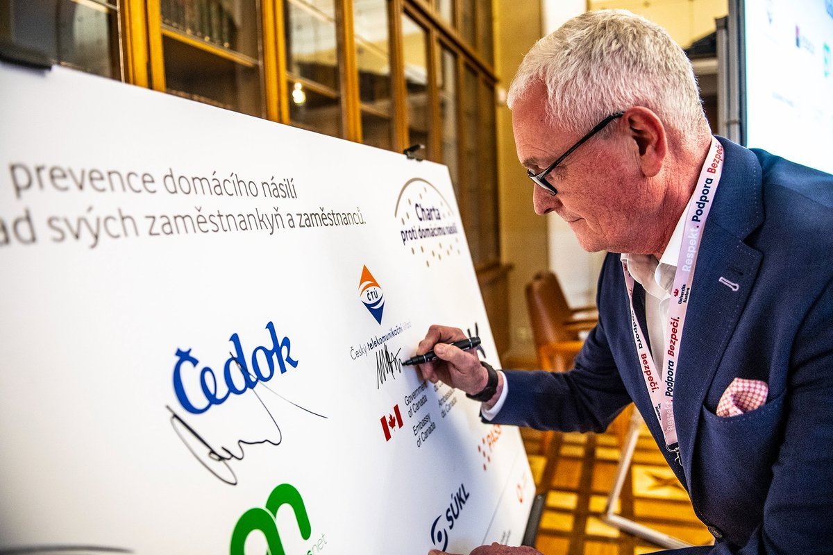 Domácí násilí je problém, který se odehrává tiše, často skrytě. Český telekomunikační úřad vnímá jako svou povinnost vytvářet prostředí, kde se každý cítí bezpečně, kde má možnost požádat o pomoc, a kde se násilí v jakékoli podobě netoleruje. Proto je pro nás dnešní podpis Charty