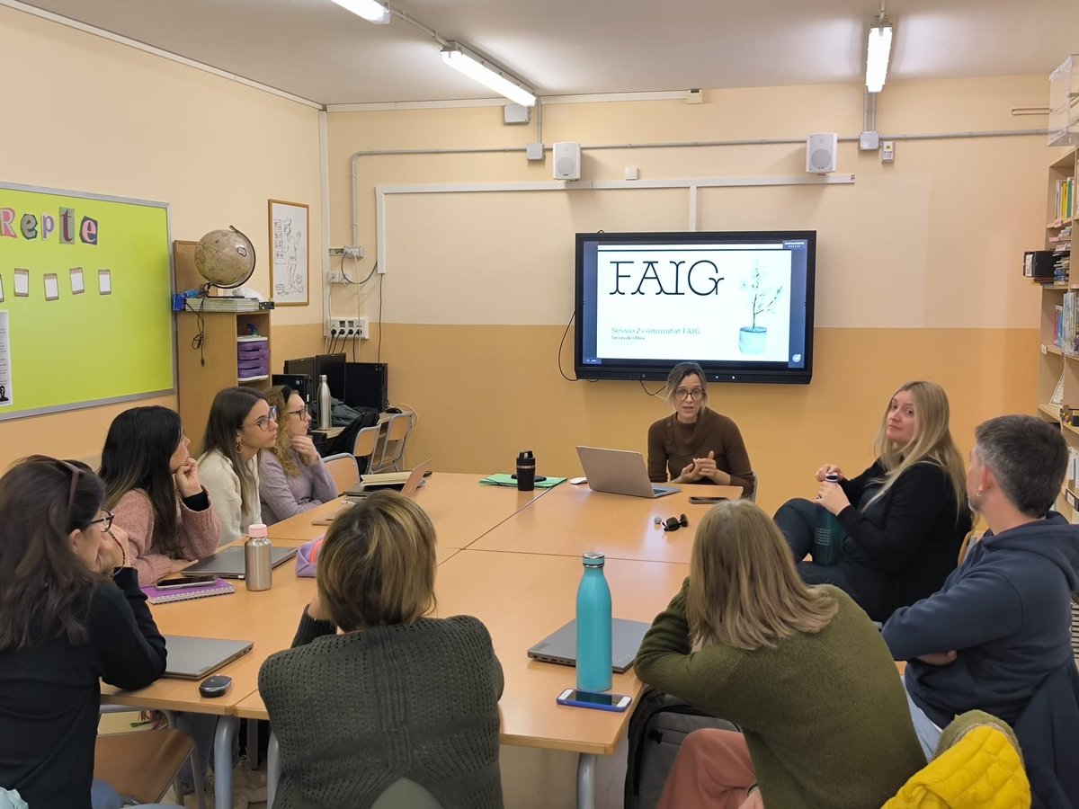 EscolaFlix's tweet image. Avui hem rebut als membres de la #ComunitatFAIG de les Terres de l’Ebre a la nostra escola. 
Han pogut conèixer com organitzem els espais Maker, les propostes als Ambients i com ho integrem a la línia pedagògica del centre. 
@cesirecat @educaciocat @SEiXarxes 
#ProgramaFAIG ⚙️🌱