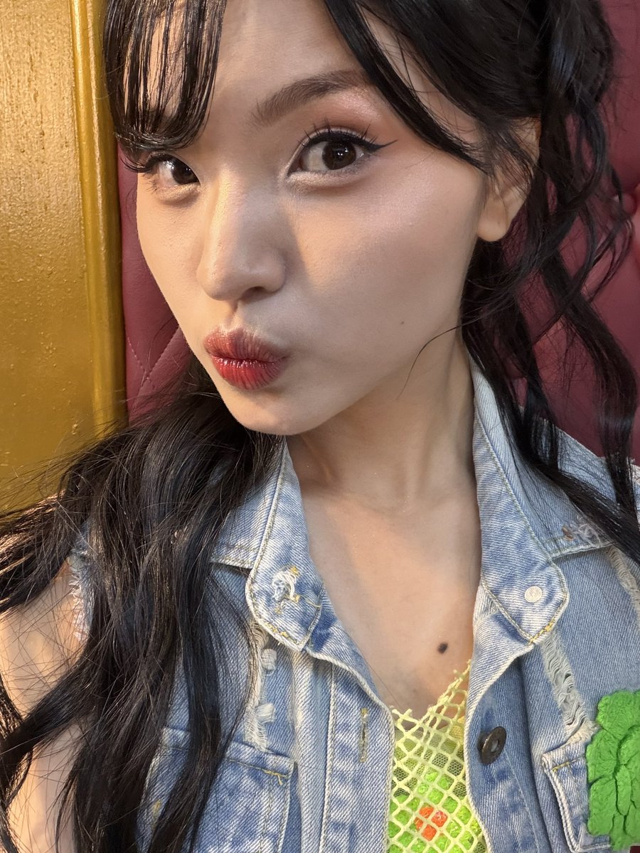 Y_CynthiaJKT48's tweet photo. Sehari sebelum ulang tahun, hari ulang tahun, dan sehari setelah ulang tahun, terasa tidak transformasi perubahan menjadi lebih tua nya? 😊 https://t.co/7aX4SYjHmO