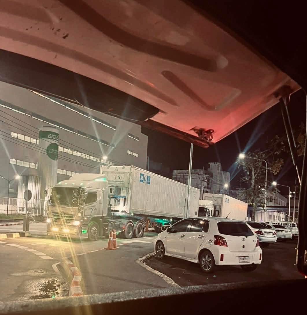 Skyboyz15's tweet image. รถคอนเทนเนอร์แช่แข็ง 18 ล้อ จำนวน 6 คัน เดินทางถึงนิติเวช รพ.สงขลานครินทร์ เพื่อบรรจุศพ หลังพิสูจน์อัตลักษณ์ ระหว่างอยู่บนถนน จะมาอีกหลายคัน ไม่ใช่มากกว่าร้อยศพ แต่จะหลายร้อยศพ กู้ภัยระบุว่า ส่วนใหญ่บ้านชั้นเดียว จมน้ำเสียชีวิต หนีไม่ทัน เนื่องจากนํ้ามาเร็วเกิน 
 #น้ำท่วมหาดใหญ่