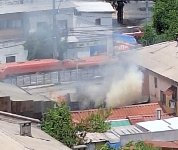 cbsantiago's tweet image. 🔴 AHORA: el Cuerpo de Bomberos de Santiago responde con voluntarios y máquinas de 3 compañías por #fuego en entretecho de local comercial en Av. 5 de Abril y Coronel Godoy, comuna de #EstaciónCentral
@super_cbs_Chile
@Comandantecbs
@muniecentral
