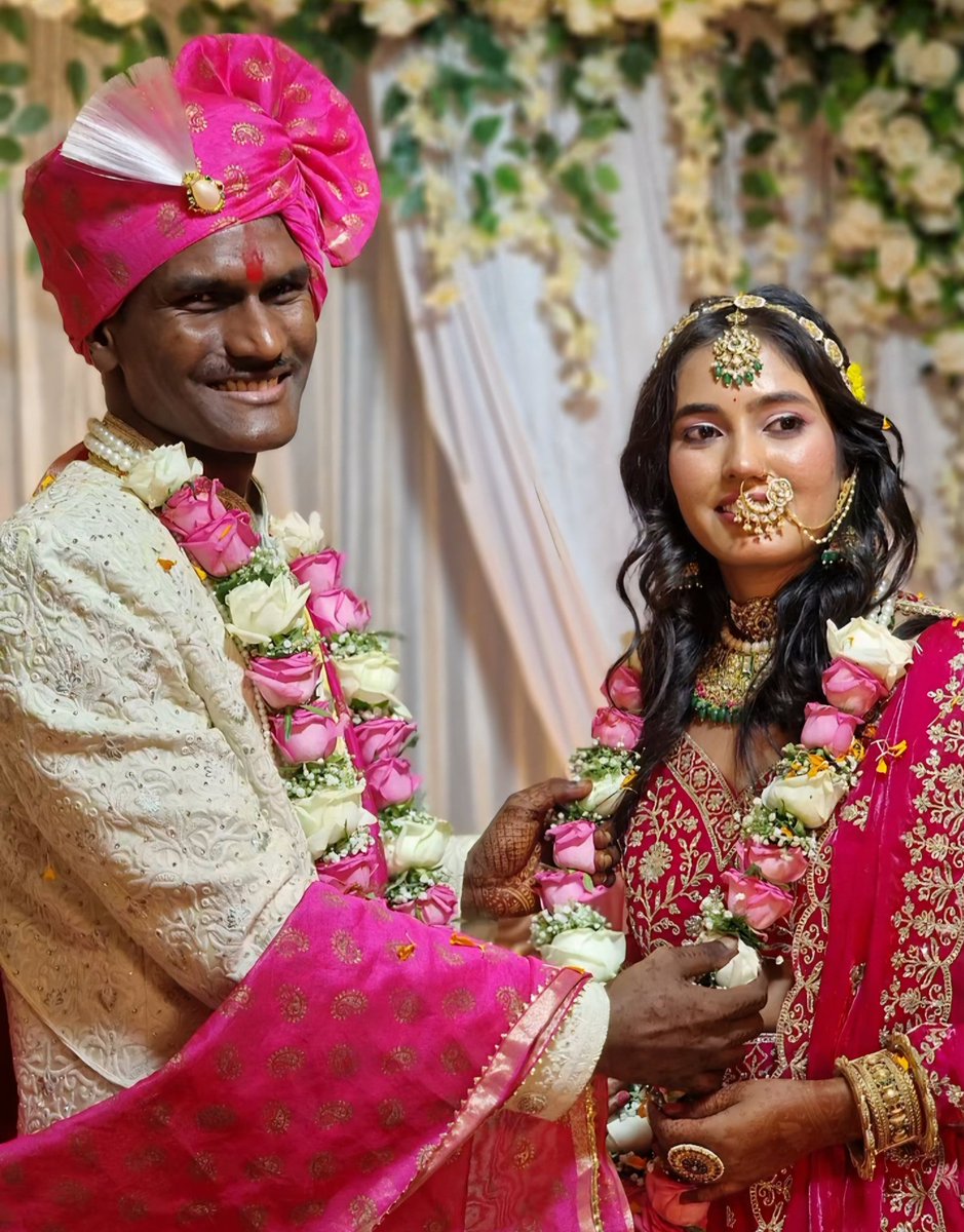 DhirajKumar___'s tweet image. Mujhe Ya Samaj Nahi ata Larkiya Sarkari Naukri ke piche kiu itna bhagti hai....?