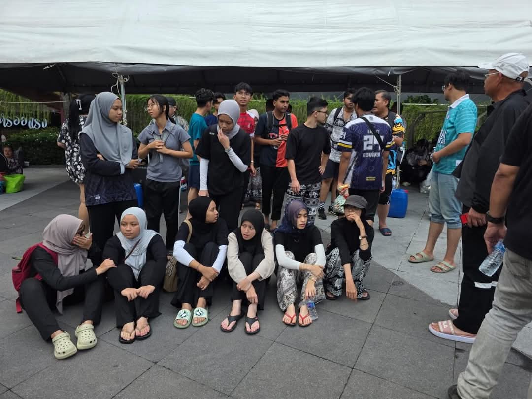 TOKMATCOMMS's tweet image. 27hb November 

Alhamdulillah kesemua 27 orang pelajar dan 2 orang pensyarah dari Universiti Utara Malaysia (UUM) yang terkandas di Hat Yai telah diselamatkan. Mereka skrg di pusat penempatan sementara decentralised Hatyai dan......