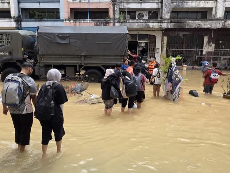 TOKMATCOMMS's tweet image. 27hb November 

Alhamdulillah kesemua 27 orang pelajar dan 2 orang pensyarah dari Universiti Utara Malaysia (UUM) yang terkandas di Hat Yai telah diselamatkan. Mereka skrg di pusat penempatan sementara decentralised Hatyai dan......