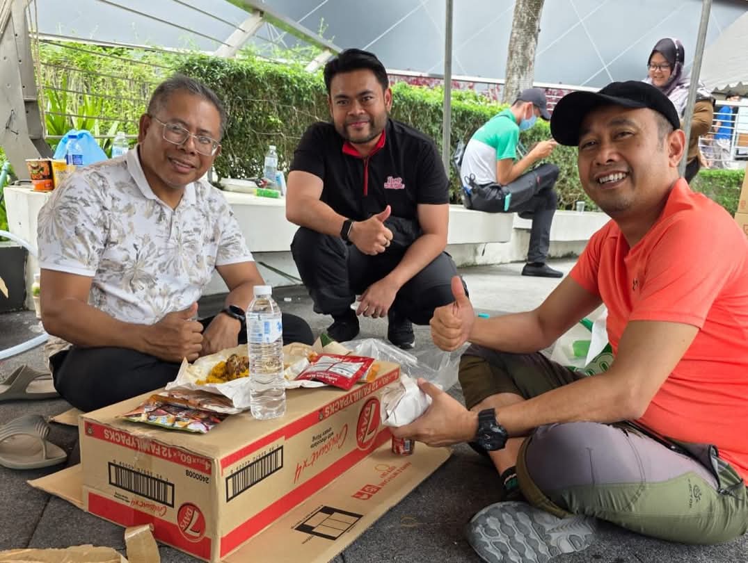 TOKMATCOMMS's tweet image. 27hb November 

Alhamdulillah kesemua 27 orang pelajar dan 2 orang pensyarah dari Universiti Utara Malaysia (UUM) yang terkandas di Hat Yai telah diselamatkan. Mereka skrg di pusat penempatan sementara decentralised Hatyai dan......