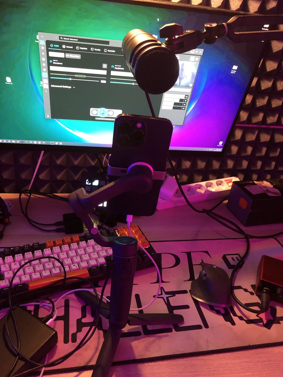 xavoto_fox's tweet image. This is my streaming setup don’t bully me 😖