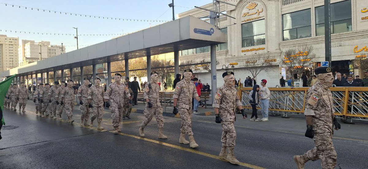 jwdr210819's tweet photo. وقتی لشکر خدا در مشهد با ۷۰ هزار بسیجی صف می‌بندد، هیچ قدرتی توان شکستن این سد را ندارد.» #لشکر_خدا https://t.co/fUsucE61Zb