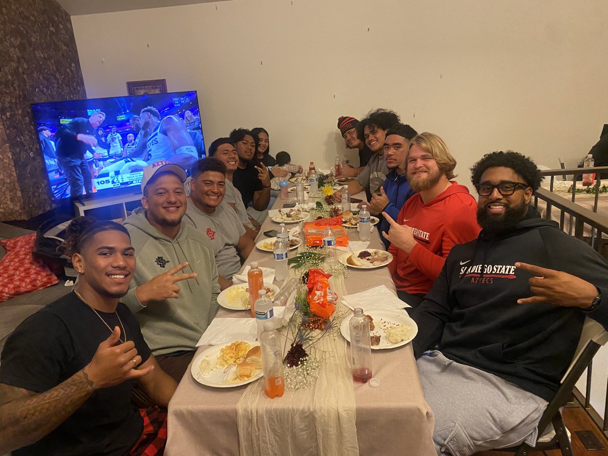 TevitaLose's tweet image. Attitude of Gratitude. Energy and Effort. Thankful for this team. Happy Thanksgiving. #GoAztecs #AztecFAST 🍢 x #BeTheAlpha 🐺