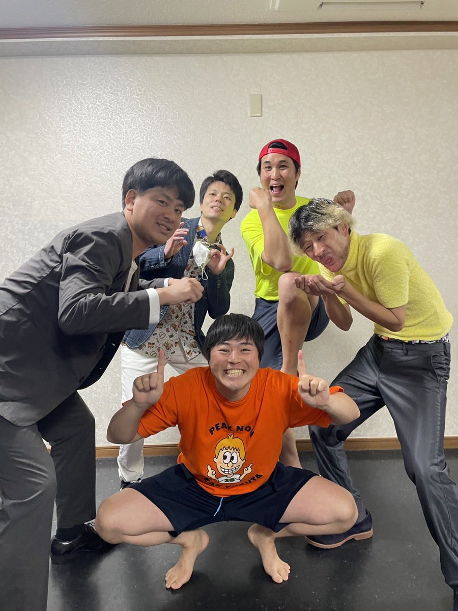 64_catch's tweet photo. 本日は黄昏コメディアンズでした！

11月は僕が誕生日だった事もあり、ご飯にケーキに手裏剣のプレゼントをもらいました！

みんなありがと(^ ^)

12月は15日が黄昏です！
シャッフルコンビで人生初のトリオに挑みます！

是非予定を空けてください！！ https://t.co/EHigvZmlFQ