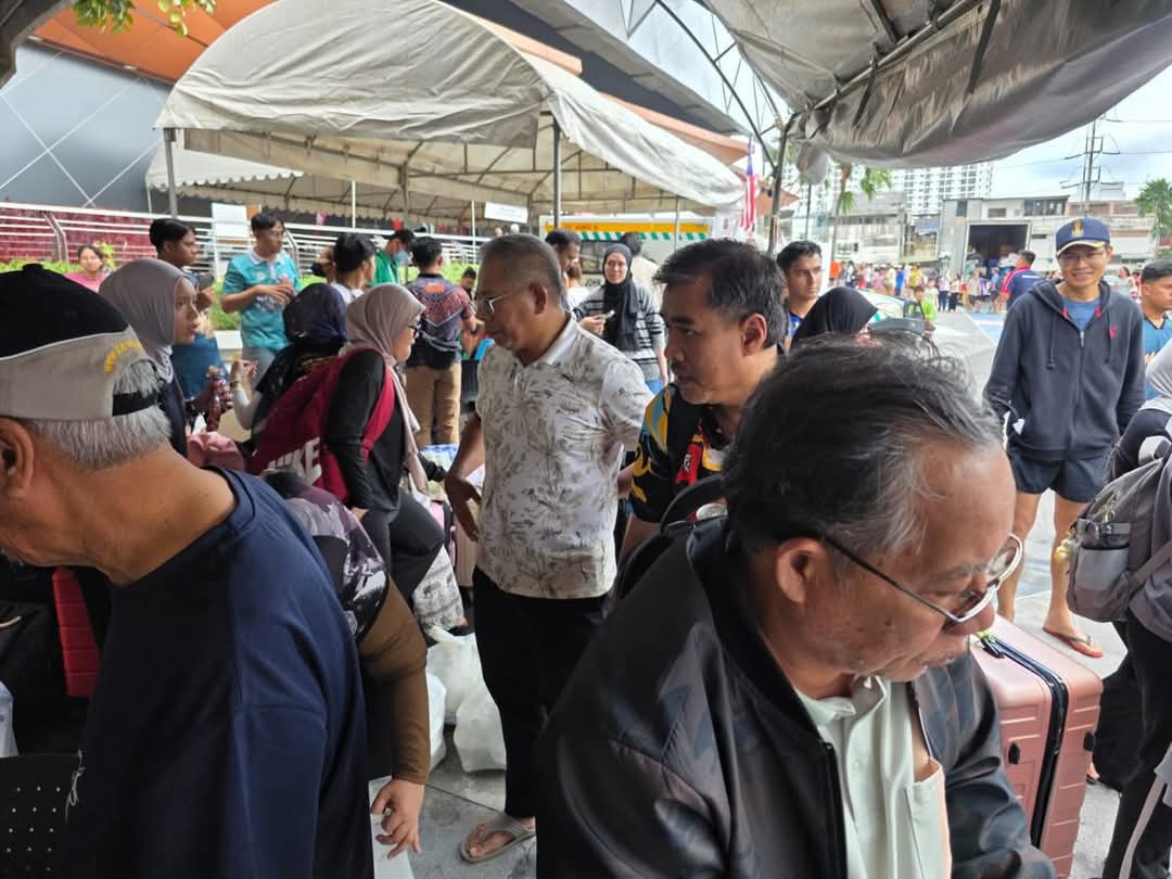 TOKMATCOMMS's tweet image. ...... dan akan dibawa merentas sempadan dan pulang ke Malaysia melalui pintu masuk di Pengkalan Hulu.

Mereka selesai makan dan minum. Semua akan menaiki bas balik ke sempadan.... jam 1500 waktu Thailand.