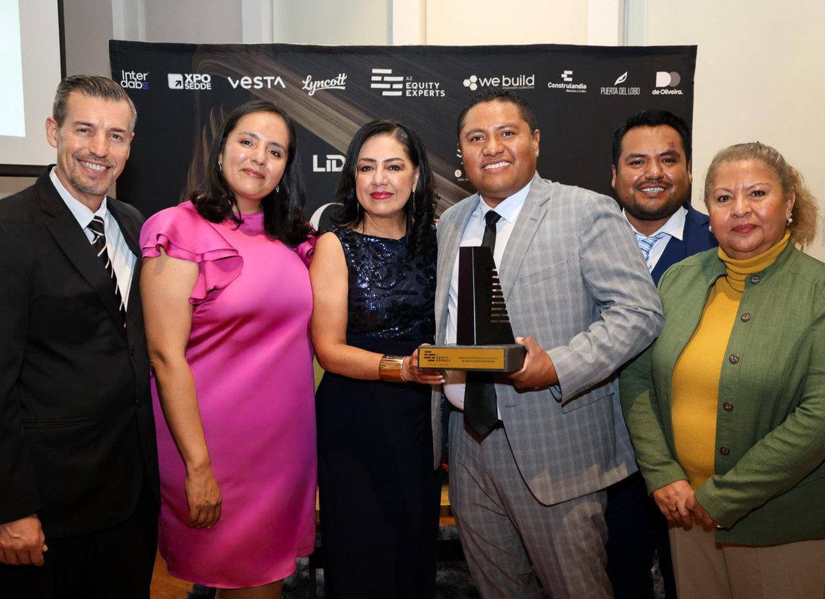 El Telebachillerato Comunitario San Ignacio, Huimilpan, brilló en la Gala Business Awards al recibir el premio de Innovación Educativa Pública, otorgado por la <a href="/UVMQueretaro/">UVM Querétaro</a>  como parte de la iniciativa de la revista Líder Empresarial. Esta distinción reconoce su labor al acercar