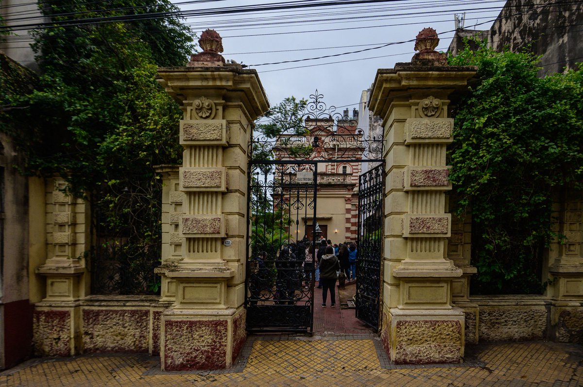 Hay casas antiguas en el CHA que son únicas y hasta parecen salidas de un cuento o una peli, tipo esta que parece la entrada a un templo masónico y que luce algo escondida: la Casa Luces.

En este pequeño hilo, te quiero hablar de esta Bellura