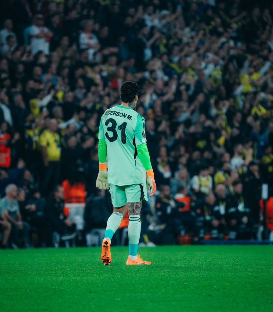 Bunlar o kadar ahlaksız bir camia ki, hafta boyunca bütün kamuoyunu Icardi’nin rakip taraftarın yüzüne bakarak yaptığı,taraftarın da Icardi’ye yabancı madde attığı hareketle Ederson’un hareketinin aynı olduğuna inandırmaya çalıştılar. En sonunda ise başını aldılar. Rezil herifler