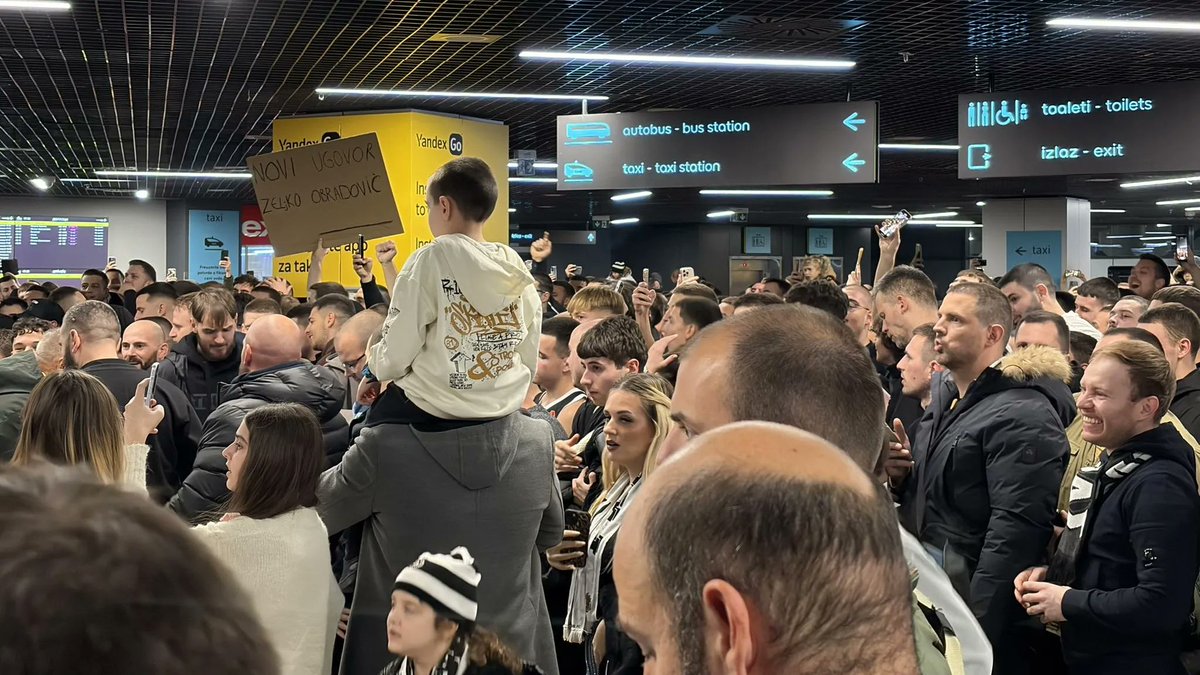 CKaouris's tweet image. Απίθανο. Μικροί, μεγάλοι, άντρες, γυναίκες, όλοι περιμένουν τον Ομπράντοβιτς. 

Photo: Mozzartsport