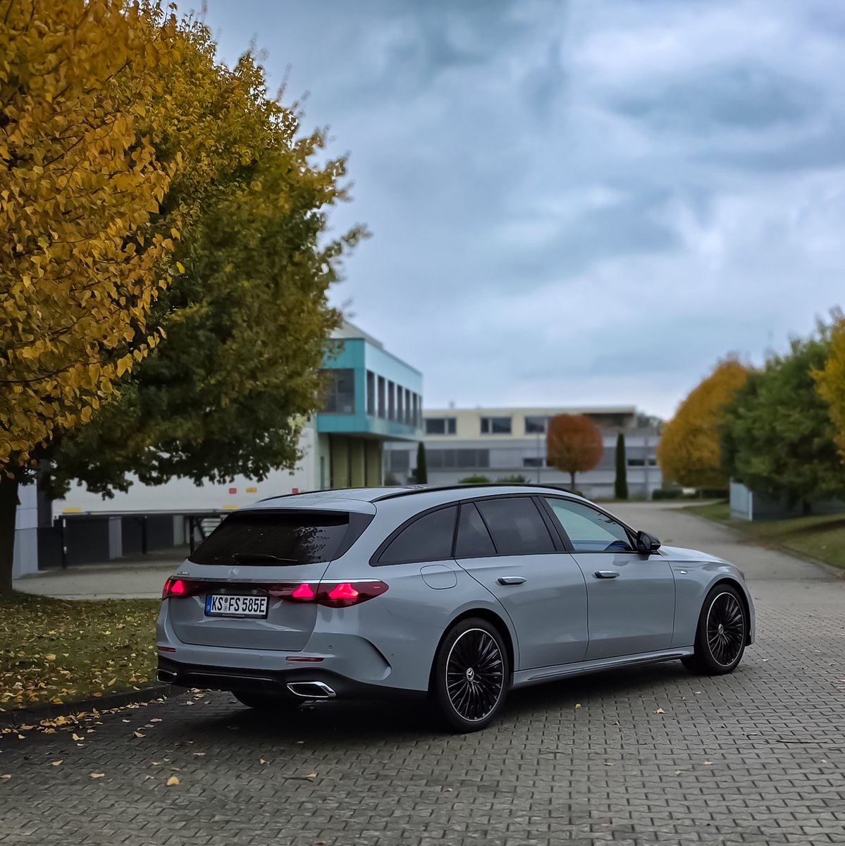 mb_dome95's tweet image. Eleganz trifft Effizienz.
Der neue Mercedes-Benz E 300 e T-Modell wirkt in jeder Umgebung wie ein Statement – moderner Luxus im Alltag. ⚡🚘
Welche Motorisierung würdet ihr bei der E-Klasse wählen?
💬 Antwort gern: Hybrid, Diesel oder Benziner?
#EClass #E300e