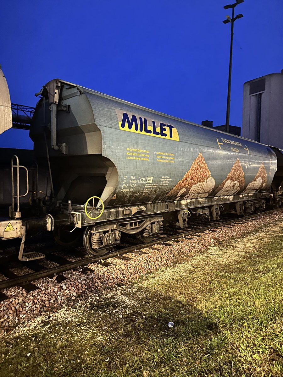 Louisdorgeville's tweet image. À Nogent-sur-Seine, 
@BONNIN1402 tu penses que c’est un train pour vider les #silos @Soufflet_Agri