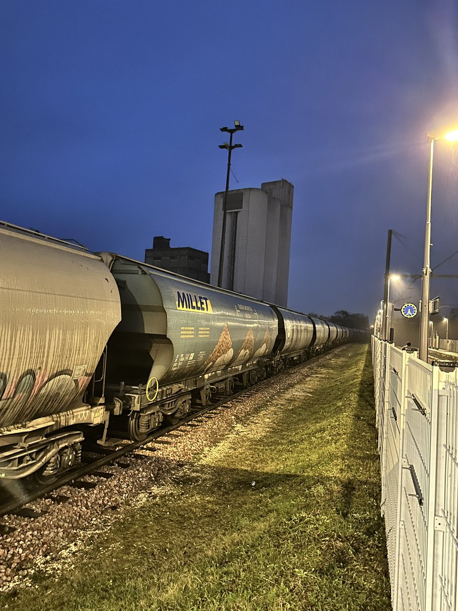 Louisdorgeville's tweet image. À Nogent-sur-Seine, 
@BONNIN1402 tu penses que c’est un train pour vider les #silos @Soufflet_Agri