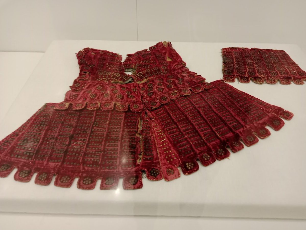 Knightly_Hist's tweet image. One of the most beautiful forms of body armor is the brigandine.

A cuirass is made with small plates riveted to a textile carcass (linnen, leather or velvet) which could be very luxurious. 

This concept was also used across Asia.