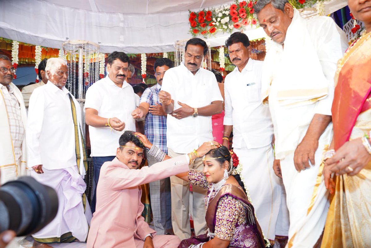 Burla_IAS's tweet image. ప్రత్తిపాడు మండలం పాత  మల్లాయపాలెం గ్రామం నందు శ్రీ మోదుగుల పాములరెడ్డి మరియు అరుణకుమారి గారి కుమారుని వివాహనికి హాజరై నూతన వధూవరులను ఆశీర్వదించిన గౌరవ ప్రత్తిపాడు శాసనసభ్యులు డా.బూర్ల రామాంజనేయులు గారు....

#burlaramanjaneyulu #mlaprathipadu #tdp #ncbn #tdpforpeople #NaraLokesh