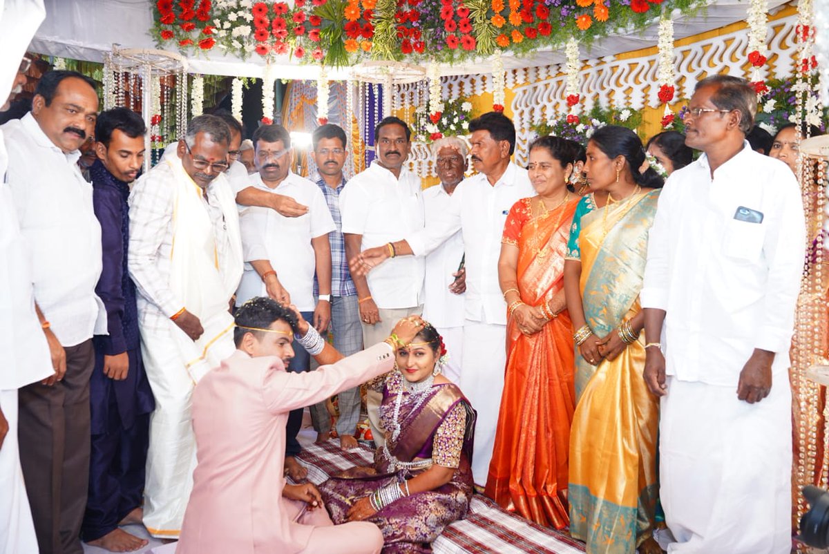 Burla_IAS's tweet image. ప్రత్తిపాడు మండలం పాత  మల్లాయపాలెం గ్రామం నందు శ్రీ మోదుగుల పాములరెడ్డి మరియు అరుణకుమారి గారి కుమారుని వివాహనికి హాజరై నూతన వధూవరులను ఆశీర్వదించిన గౌరవ ప్రత్తిపాడు శాసనసభ్యులు డా.బూర్ల రామాంజనేయులు గారు....

#burlaramanjaneyulu #mlaprathipadu #tdp #ncbn #tdpforpeople #NaraLokesh