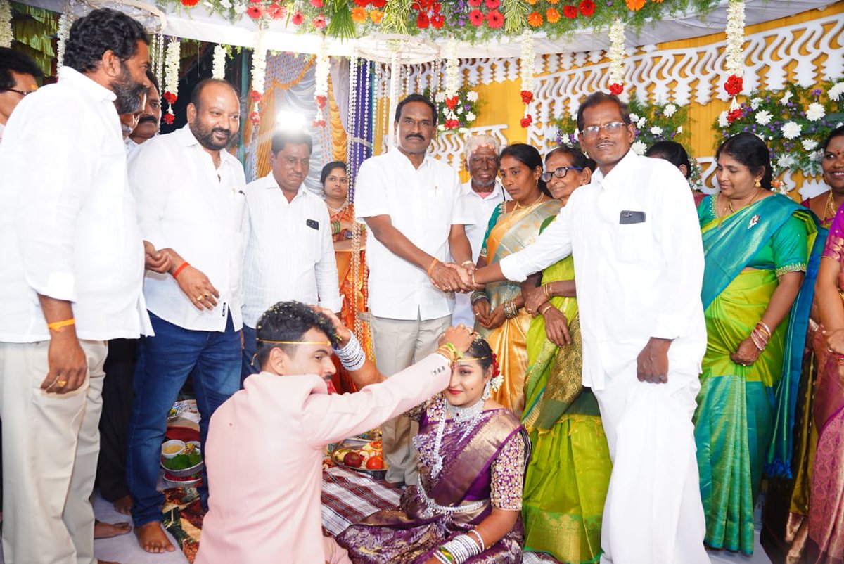 Burla_IAS's tweet image. ప్రత్తిపాడు మండలం పాత  మల్లాయపాలెం గ్రామం నందు శ్రీ మోదుగుల పాములరెడ్డి మరియు అరుణకుమారి గారి కుమారుని వివాహనికి హాజరై నూతన వధూవరులను ఆశీర్వదించిన గౌరవ ప్రత్తిపాడు శాసనసభ్యులు డా.బూర్ల రామాంజనేయులు గారు....

#burlaramanjaneyulu #mlaprathipadu #tdp #ncbn #tdpforpeople #NaraLokesh