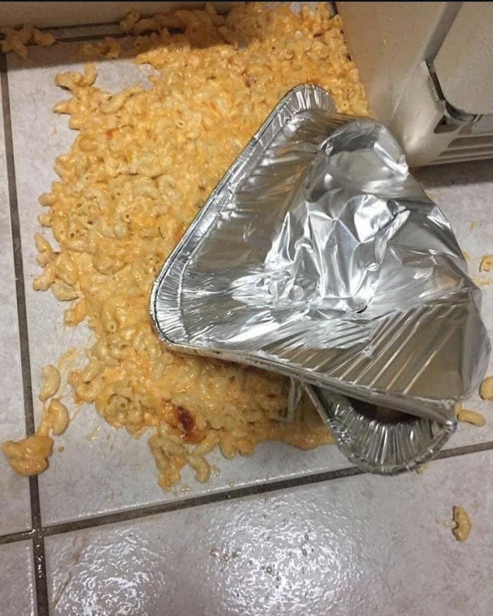 Taebqndo's tweet image. Family about to be mad as hell i just dropped the mac and cheese 💔💔