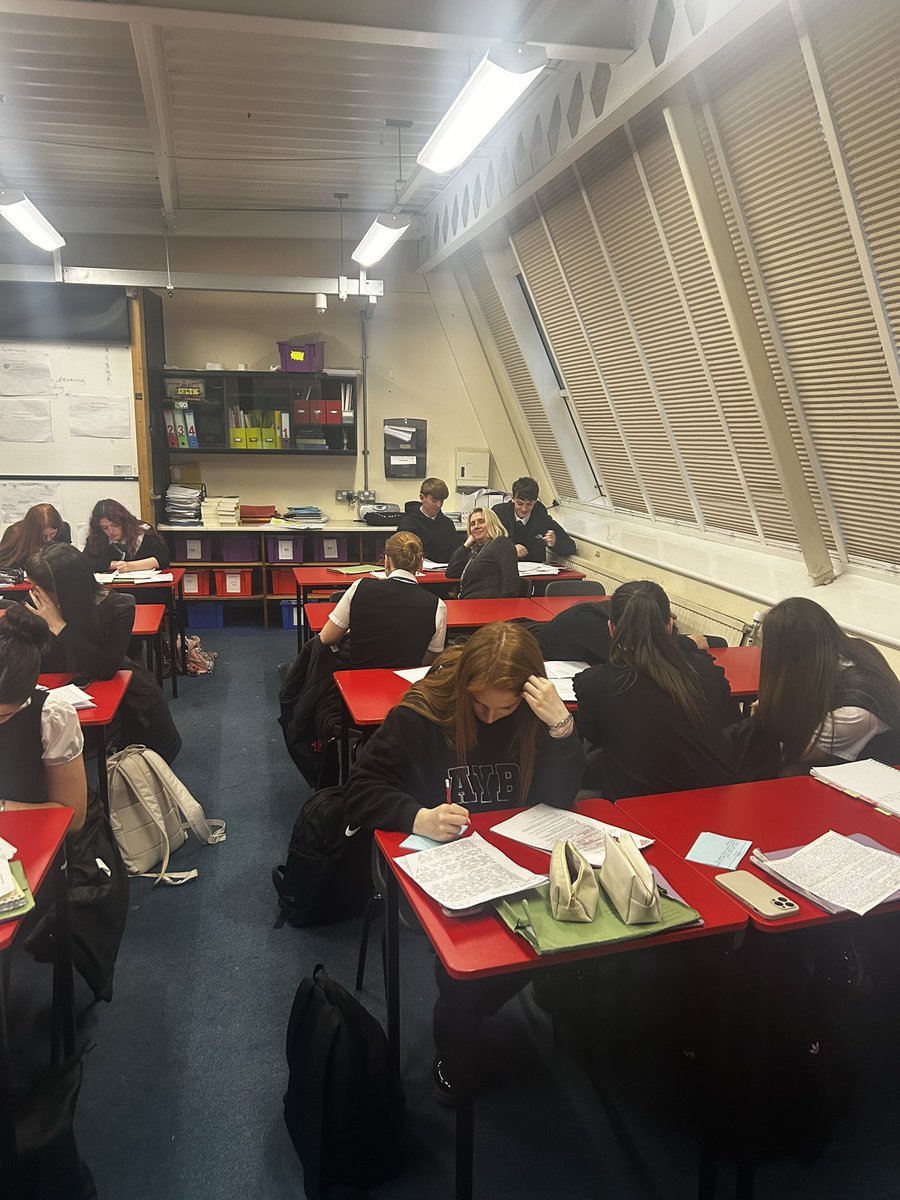 CNHS_EngModLang's tweet image. Higher English Supported Study was full tonight! Loads of revision taking place in preparation for the paper 2 prelim on Monday. Well done to all who attended, you will receive merits! ⭐️